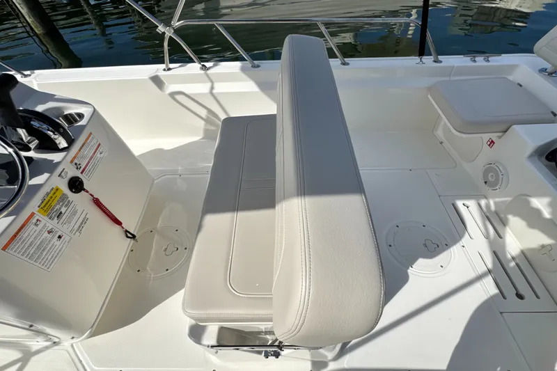 Slide: The Image of Boston Whaler 170 Montauk 2026 - 10