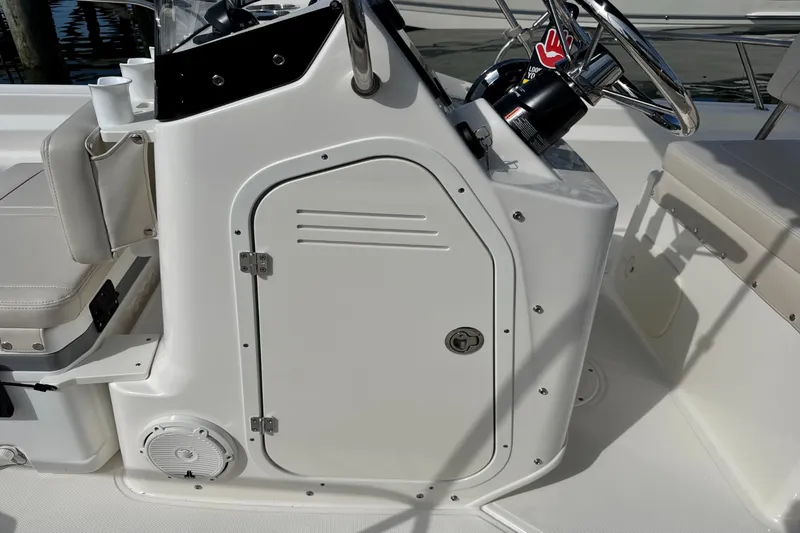Slide: The Image of Boston Whaler 170 Montauk 2026 - 15