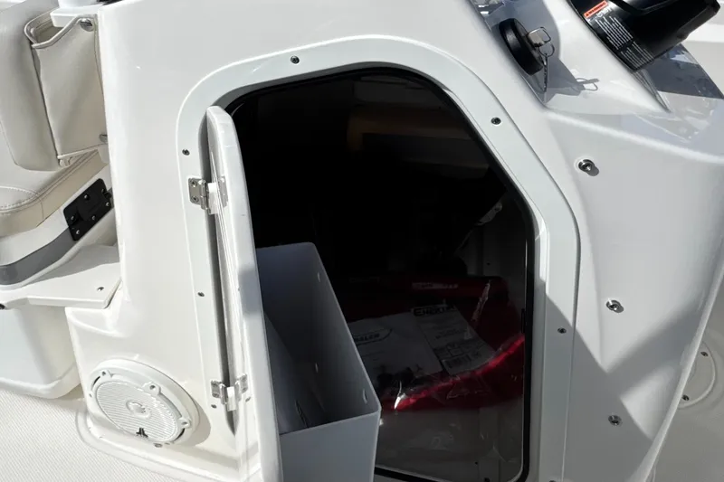 Slide: The Image of Boston Whaler 170 Montauk 2026 - 16