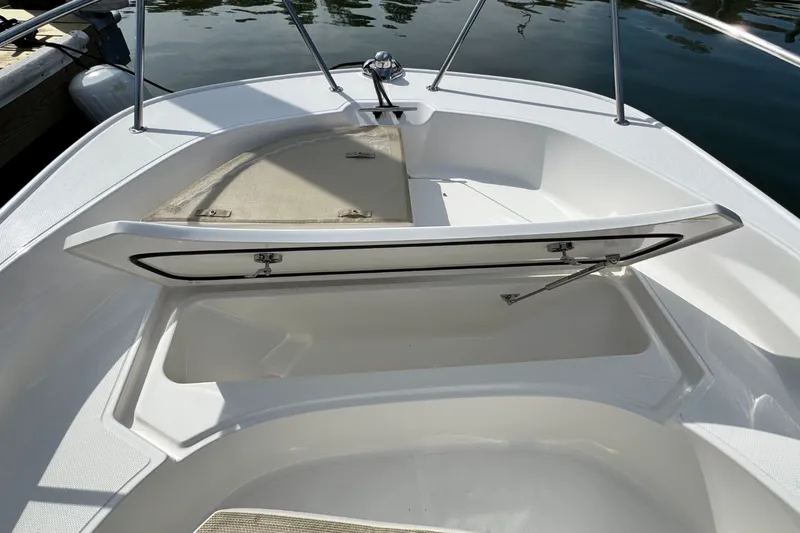 Slide: The Image of Boston Whaler 170 Montauk 2026 - 21