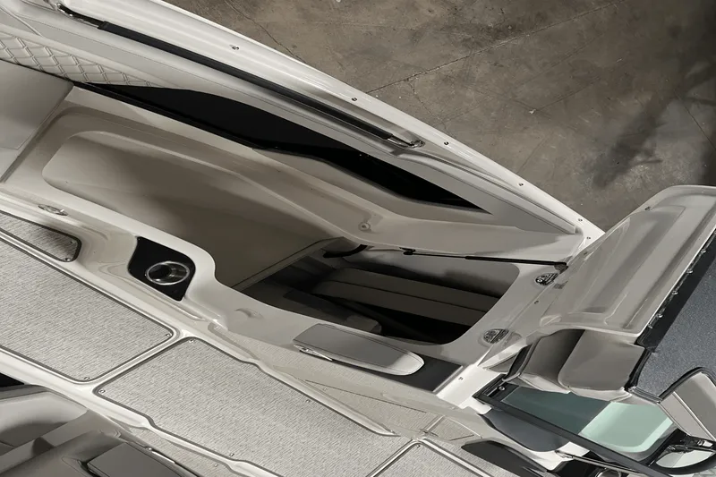 Slide: The Image of Sea Ray SLX 260 2025 - 12