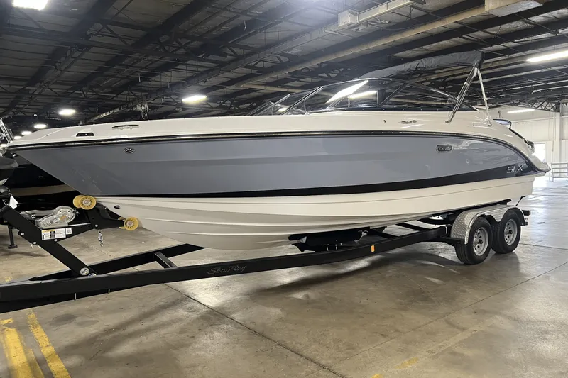 Slide: The Image of Sea Ray SLX 260 2025 - 2
