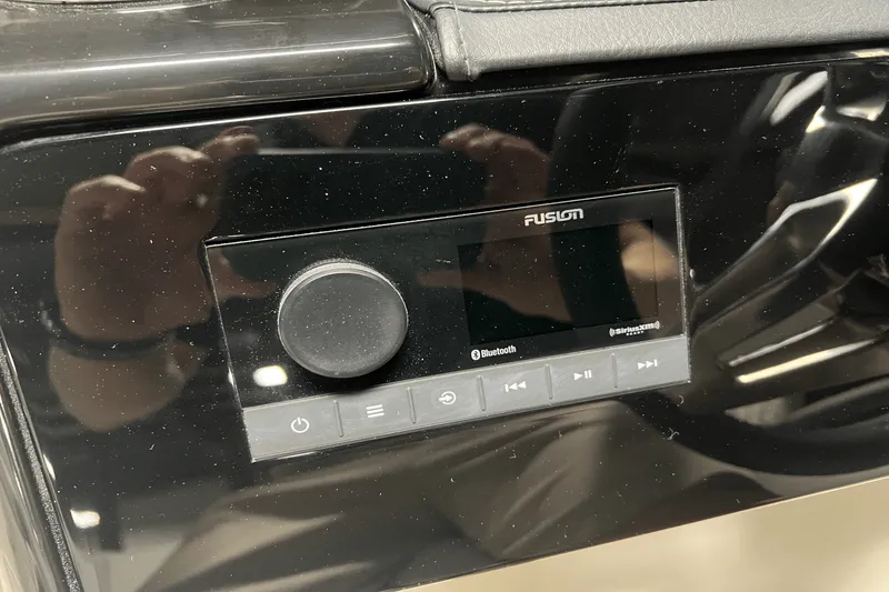 Slide: The Image of Sea Ray SLX 260 2025 - 20