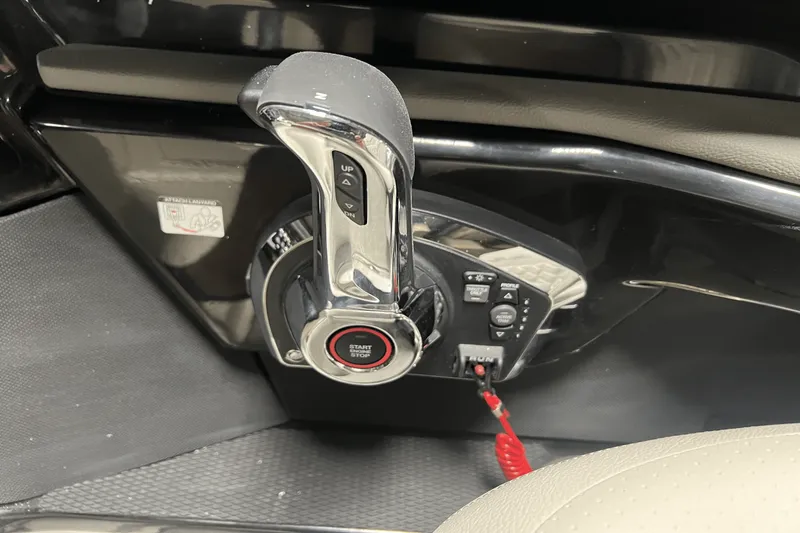 Slide: The Image of Sea Ray SLX 260 2025 - 23