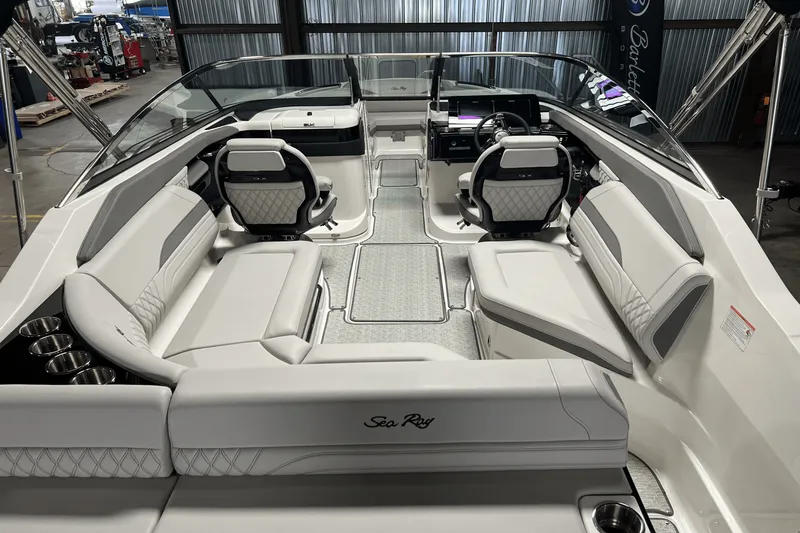 Slide: The Image of Sea Ray SLX 260 2025 - 25