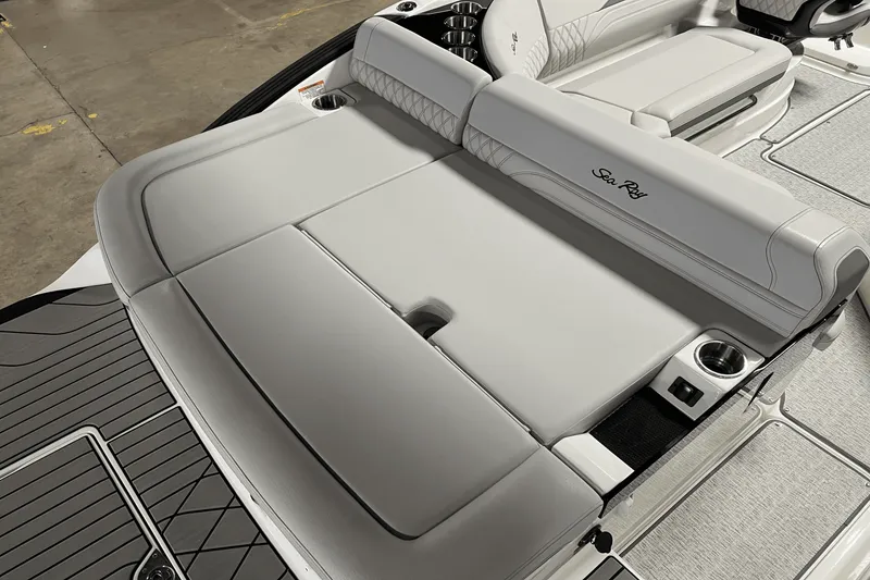 Slide: The Image of Sea Ray SLX 260 2025 - 28