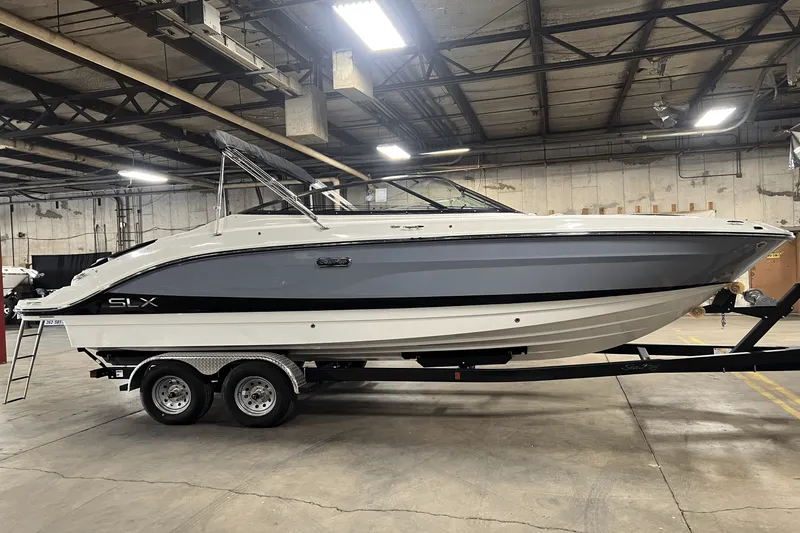 Slide: The Image of Sea Ray SLX 260 2025 - 3