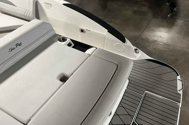 Slide: The Image of Sea Ray SLX 260 2025 - 30