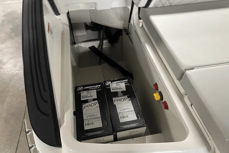 Slide: The Image of Sea Ray SLX 260 2025 - 33