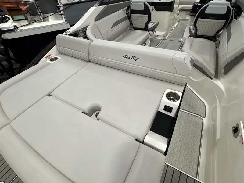 Slide: The Image of Sea Ray SLX 260 2025 - 41