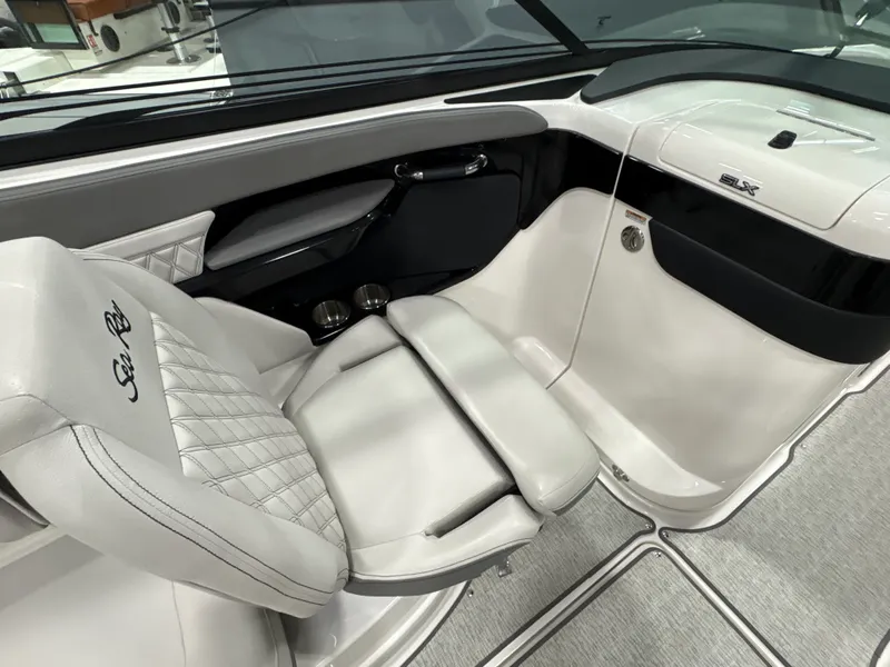Slide: The Image of Sea Ray SLX 260 2025 - 44