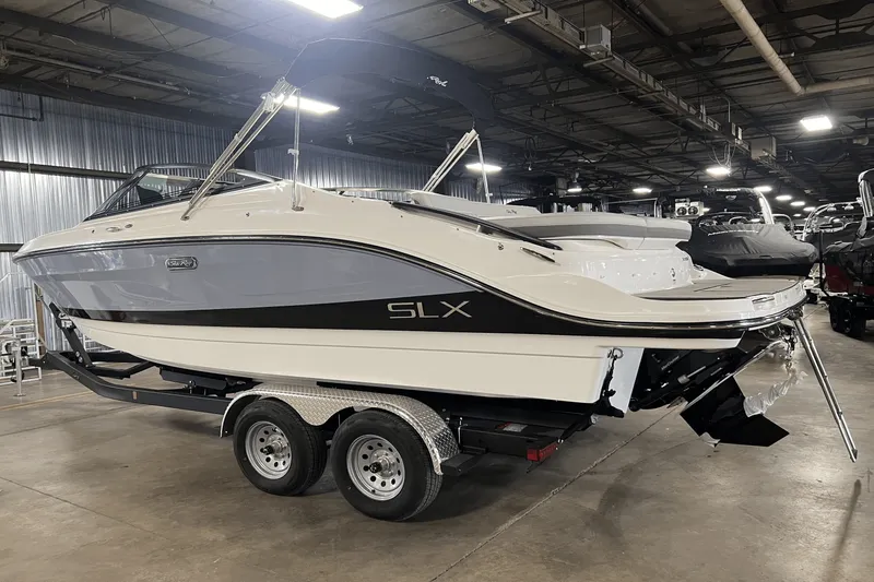 Slide: The Image of Sea Ray SLX 260 2025 - 5