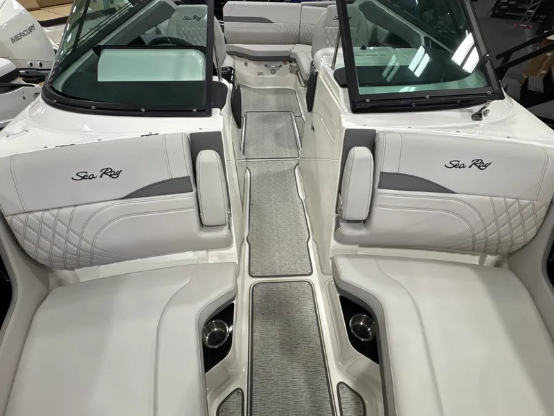 Slide: The Image of Sea Ray SLX 260 2025 - 51