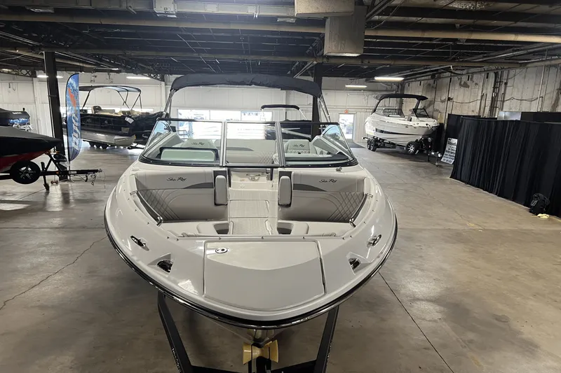 Slide: The Image of Sea Ray SLX 260 2025 - 7