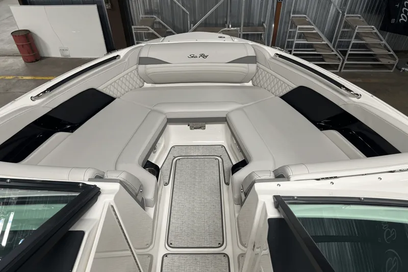 Slide: The Image of Sea Ray SLX 260 2025 - 8