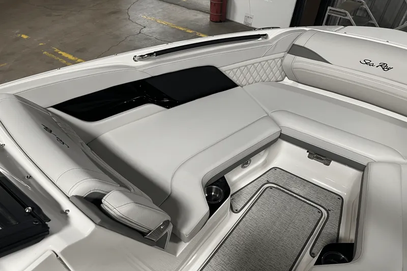 Slide: The Image of Sea Ray SLX 260 2025 - 9