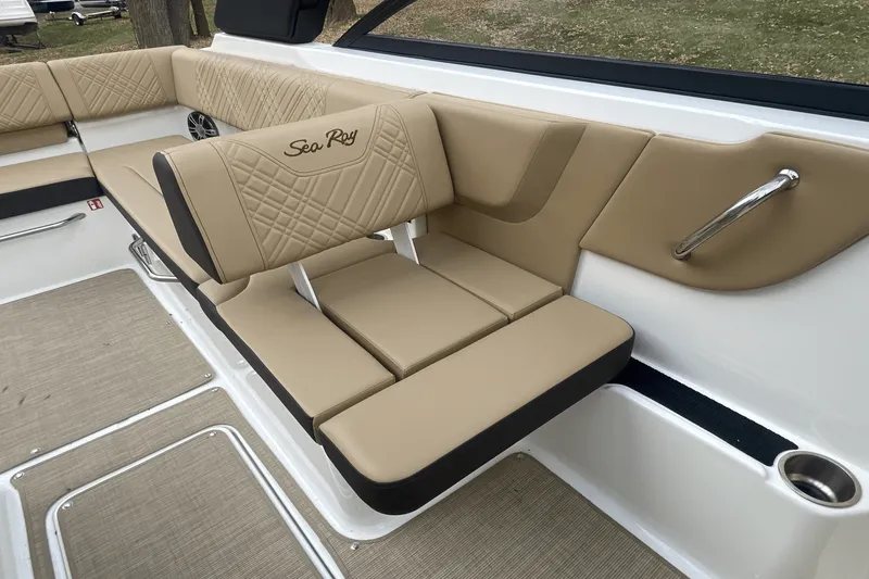 Slide: The Image of Sea Ray SDX 270 2025 - 11
