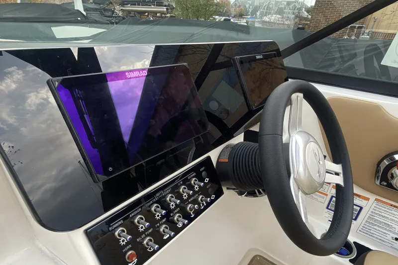 Slide: The Image of Sea Ray SDX 270 2025 - 15