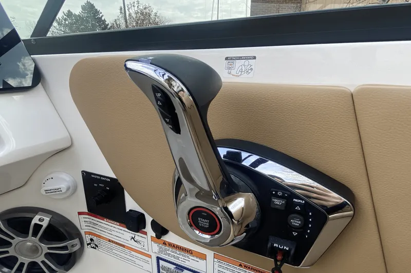 Slide: The Image of Sea Ray SDX 270 2025 - 16