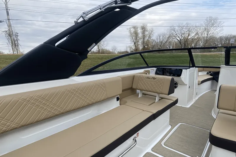 Slide: The Image of Sea Ray SDX 270 2025 - 19