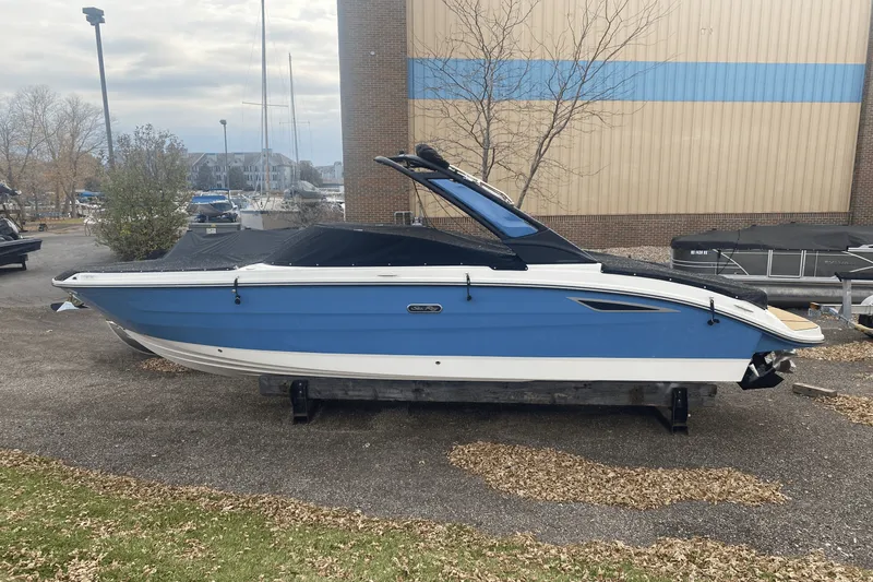 Slide: The Image of Sea Ray SDX 270 2025 - 2