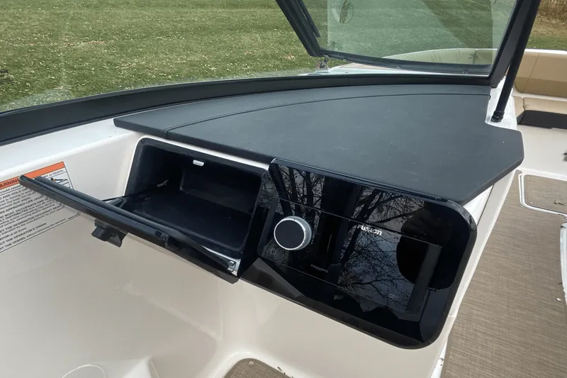 Slide: The Image of Sea Ray SDX 270 2025 - 21