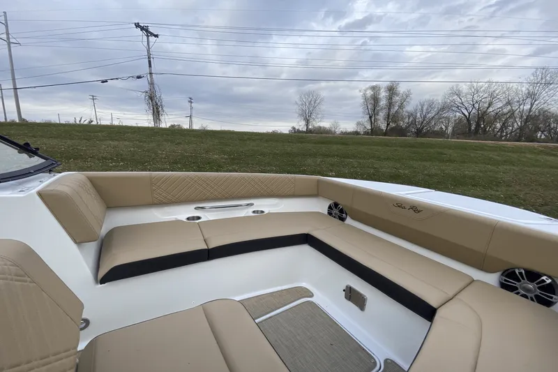 Slide: The Image of Sea Ray SDX 270 2025 - 23