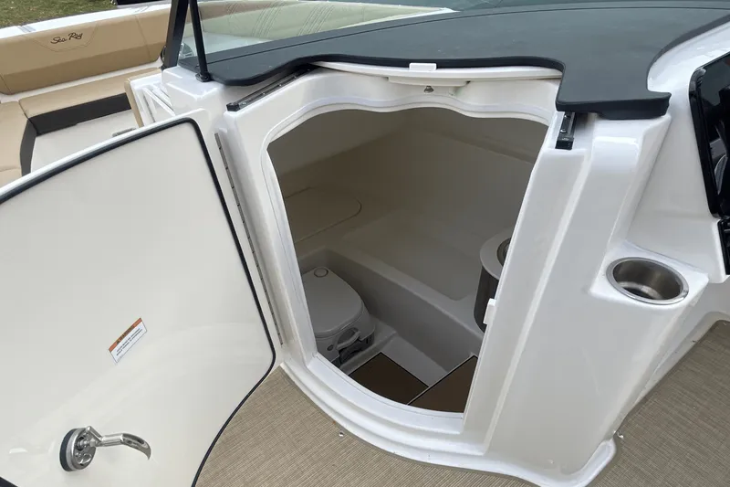 Slide: The Image of Sea Ray SDX 270 2025 - 26