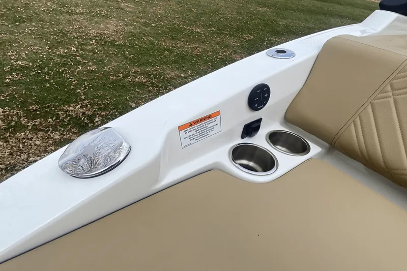 Slide: The Image of Sea Ray SDX 270 2025 - 27