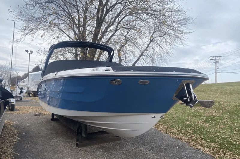 Slide: The Image of Sea Ray SDX 270 2025 - 3