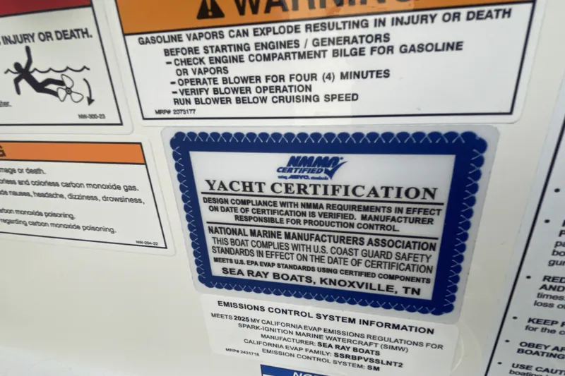 Slide: The Image of Sea Ray SDX 270 2025 - 31