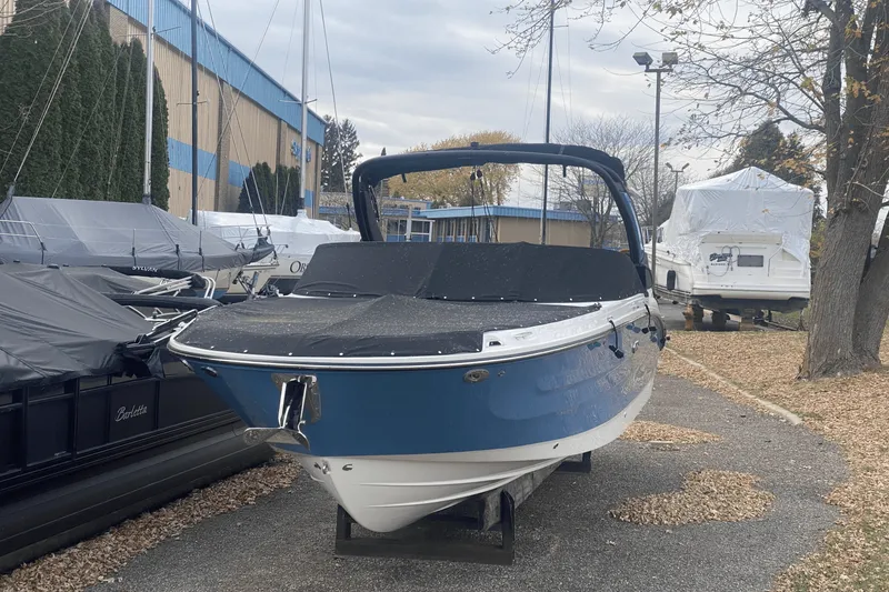 Slide: The Image of Sea Ray SDX 270 2025 - 4