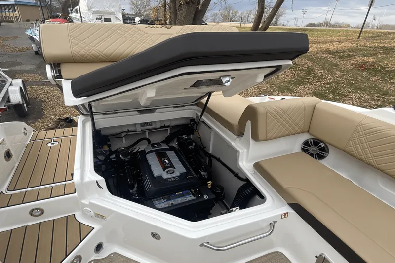 Slide: The Image of Sea Ray SDX 270 2025 - 28