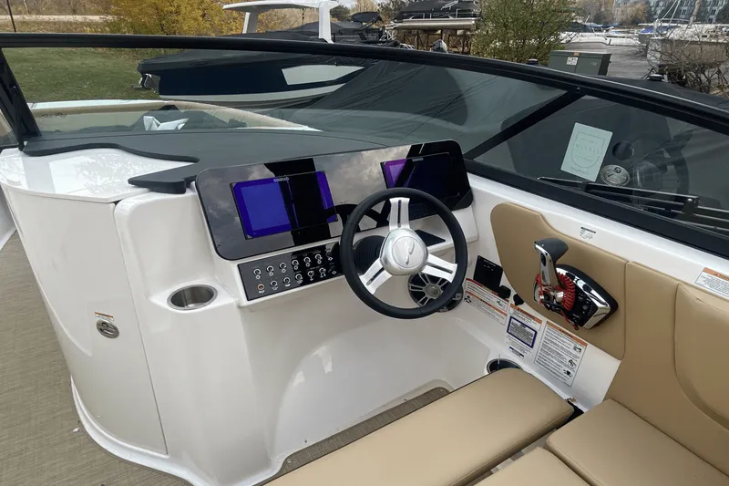 Slide: The Image of Sea Ray SDX 270 2025 - 14