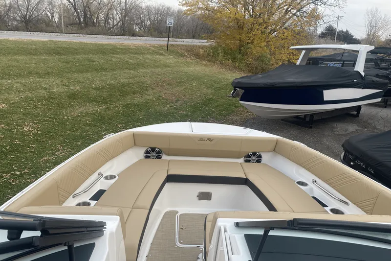 Slide: The Image of Sea Ray SDX 270 2025 - 10