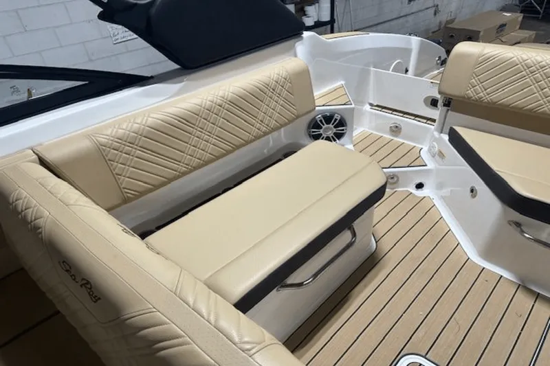 Slide: The Image of Sea Ray SDX 270 2025 - 10