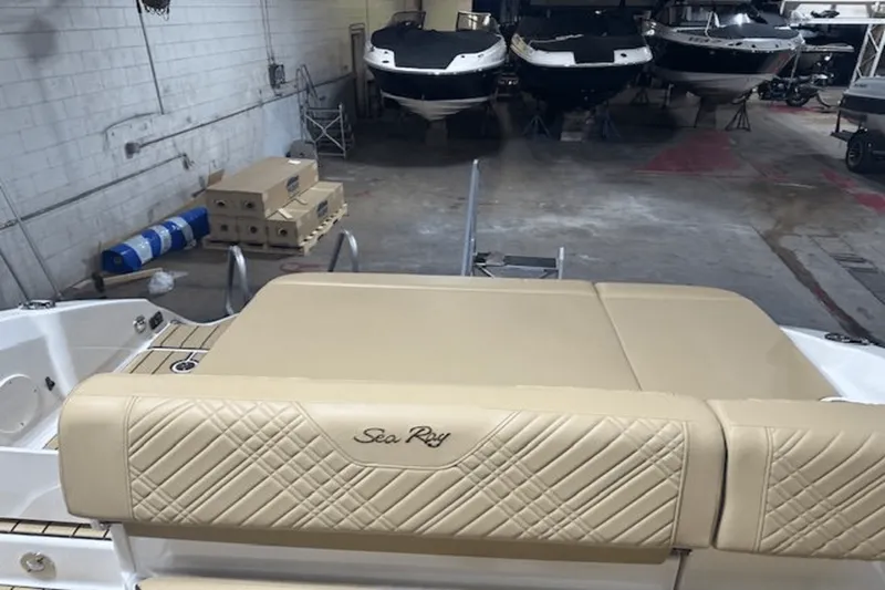 Slide: The Image of Sea Ray SDX 270 2025 - 13