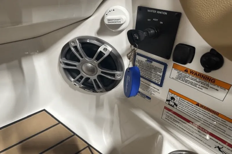 Slide: The Image of Sea Ray SDX 270 2025 - 14