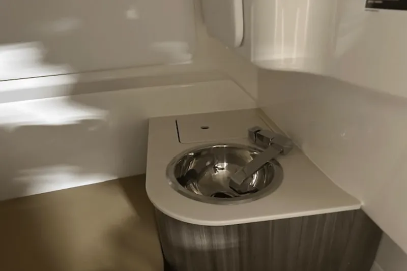 Slide: The Image of Sea Ray SDX 270 2025 - 15