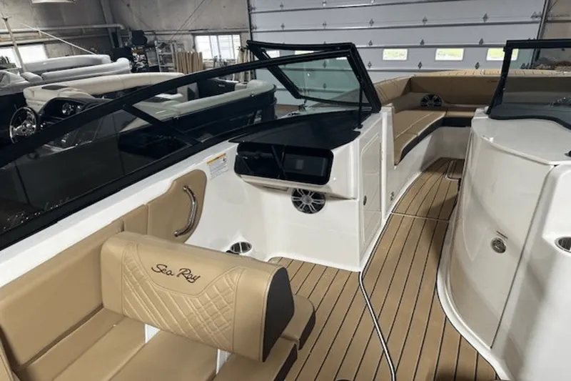 Slide: The Image of Sea Ray SDX 270 2025 - 5