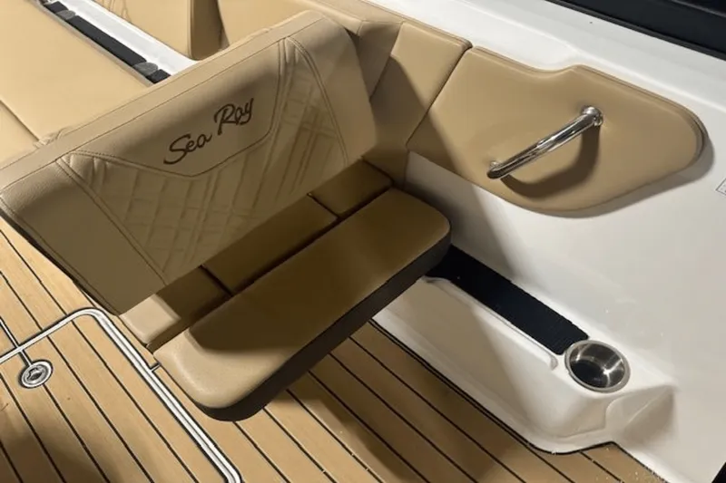 Slide: The Image of Sea Ray SDX 270 2025 - 7