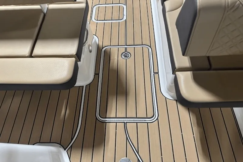 Slide: The Image of Sea Ray SDX 270 2025 - 8