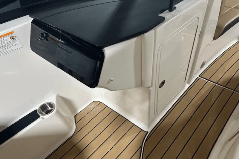 Slide: The Image of Sea Ray SDX 270 2025 - 9