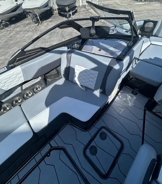 Slide: The Image of Malibu Wakesetter 24MXZ 2025 - 10