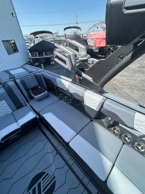 Slide: The Image of Malibu Wakesetter 24MXZ 2025 - 11