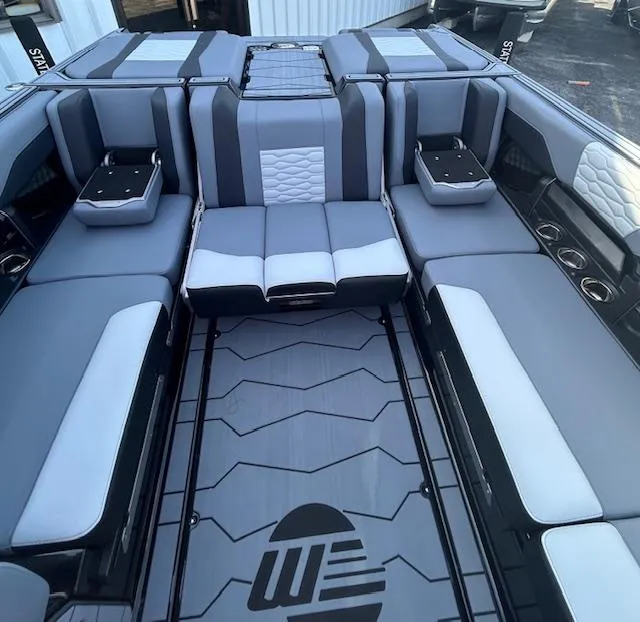 Slide: The Image of Malibu Wakesetter 24MXZ 2025 - 12