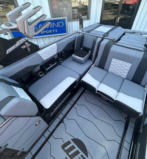 Slide: The Image of Malibu Wakesetter 24MXZ 2025 - 13