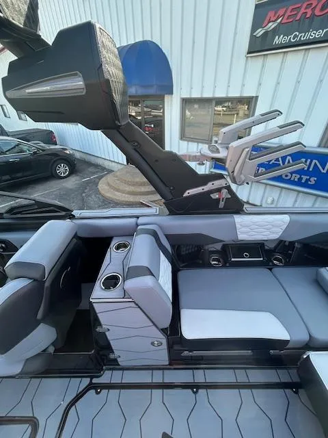 Slide: The Image of Malibu Wakesetter 24MXZ 2025 - 14