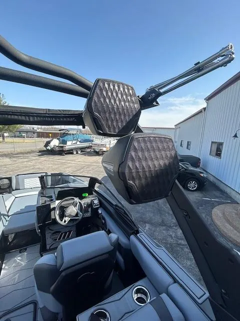 Slide: The Image of Malibu Wakesetter 24MXZ 2025 - 15
