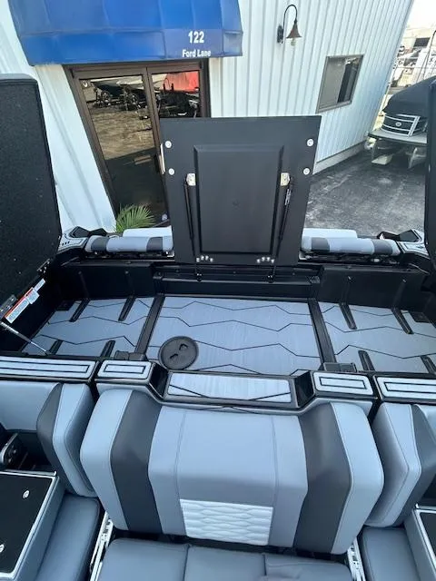 Slide: The Image of Malibu Wakesetter 24MXZ 2025 - 16